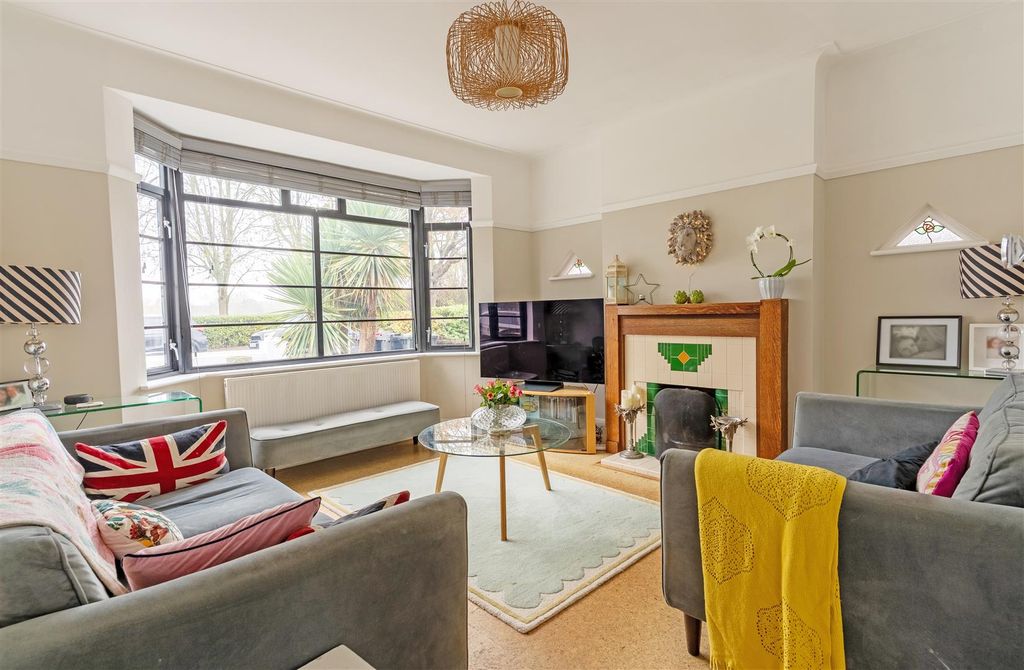 Property photo 2 of 18 Lounge