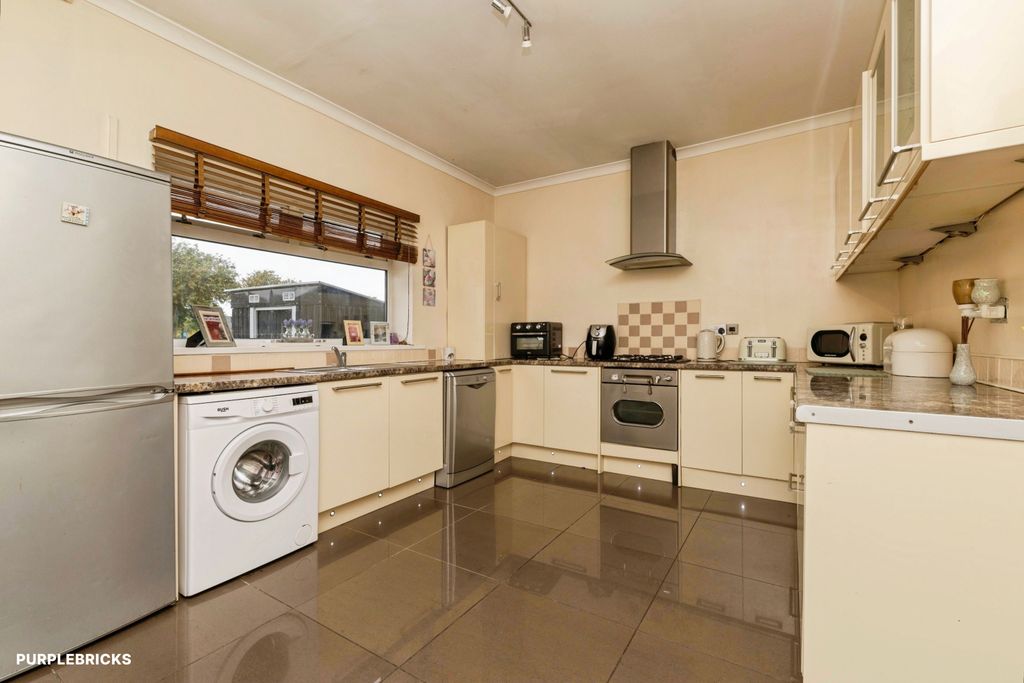 Property photo 3 of 19 Kitchen