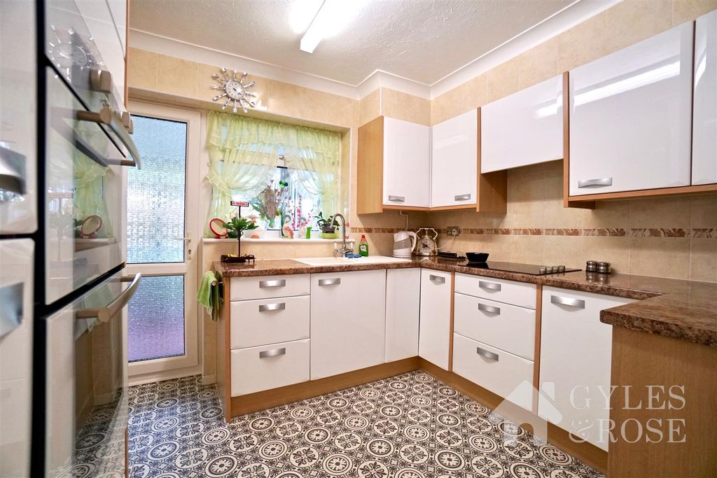 Property photo 3 of 12 Kitchen