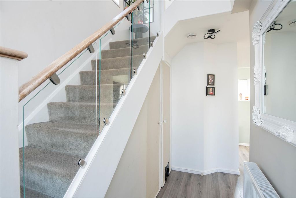 Property photo 3 of 19 Entrance Hall