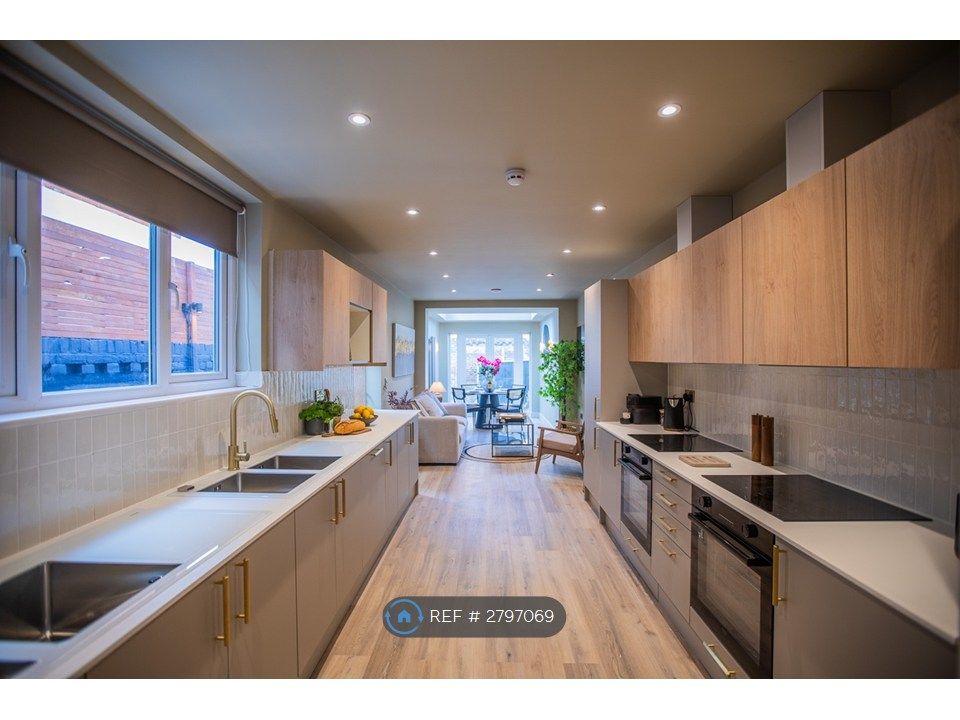 Property photo 2 of 12 Kitchen