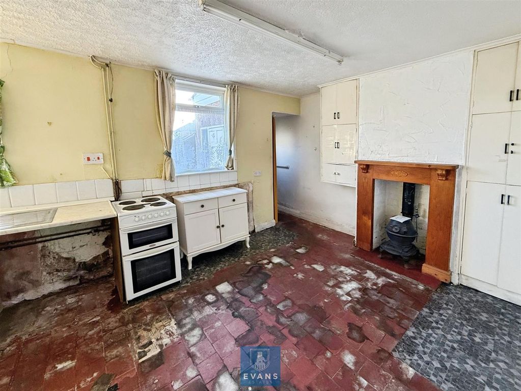 Property photo 3 of 9 Kitchen