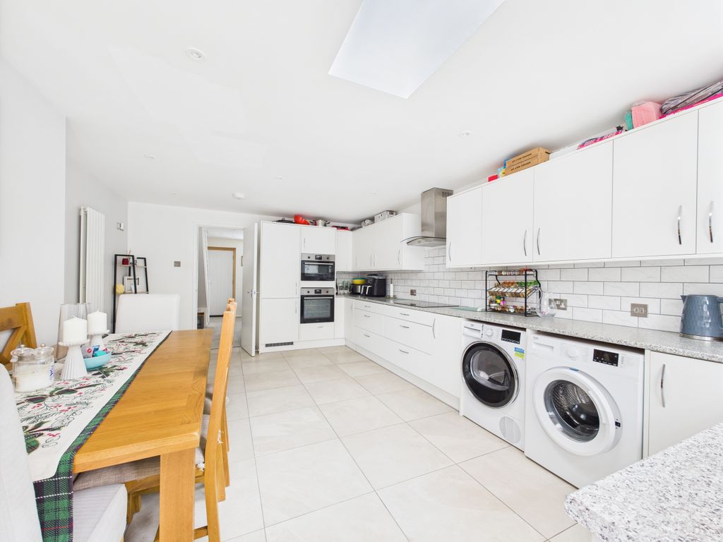 Property photo 3 of 10 Cam01354G0-Pr0578-Still004