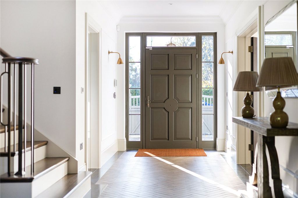 Property photo 2 of 24 Entrance Hall