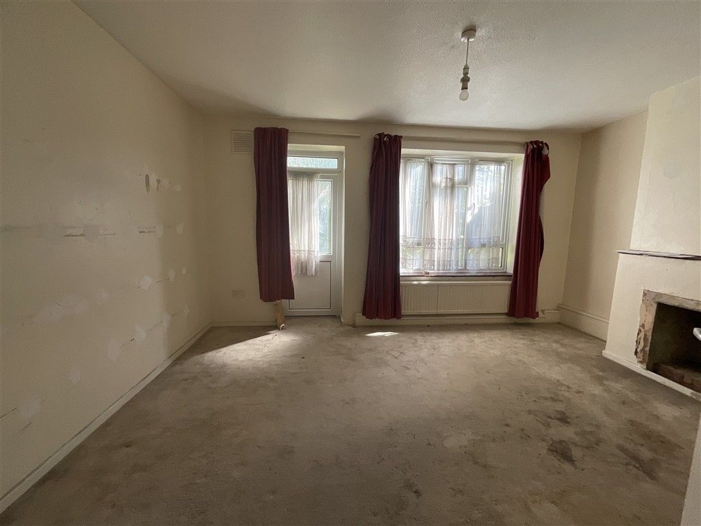 Property photo 3 of 6 Lounge