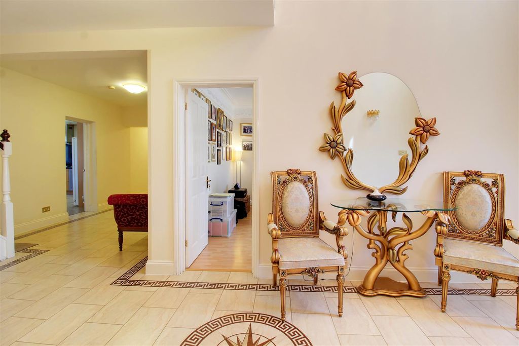 Additional image 5 of 5 bed detached house for saleMymms Drive, Brookmans Park AL9