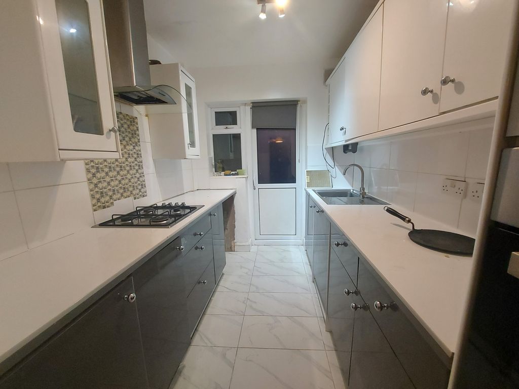 Property photo 1 of 9 4 Bed Terraced House To Rent Faircross Avenue, Collier Row Rm5