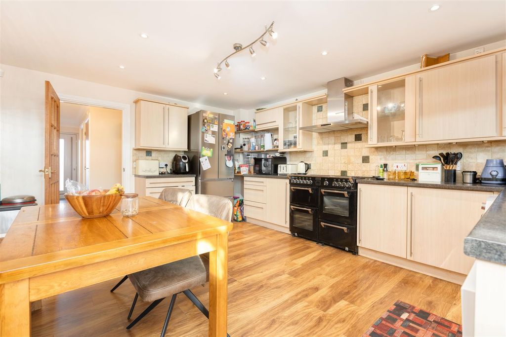 Property photo 3 of 25 Kitchen/ Dining Room