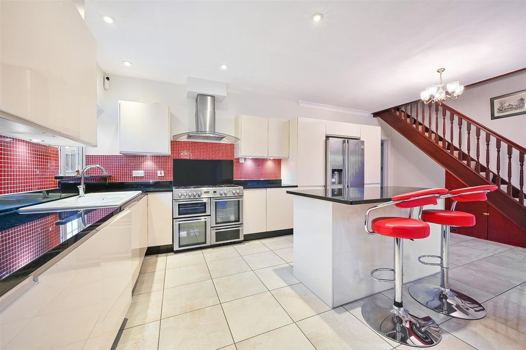Property photo 3 of 29 Tattenham Way, 64- (8).Jpg