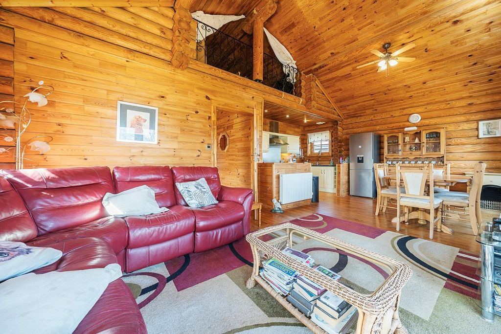 Property photo 3 of 20 Vaulted Ceiling Lounge Diner.Jpg