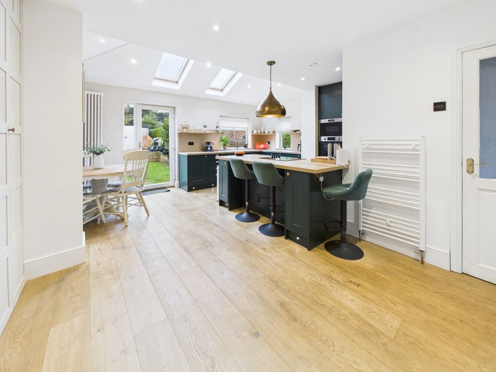 Property photo 3 of 28 Cam04789G0-Pr0022-Still006