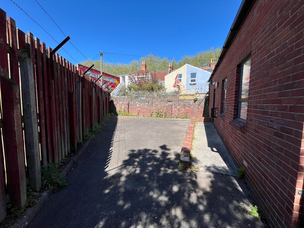 Property photo 3 of 6