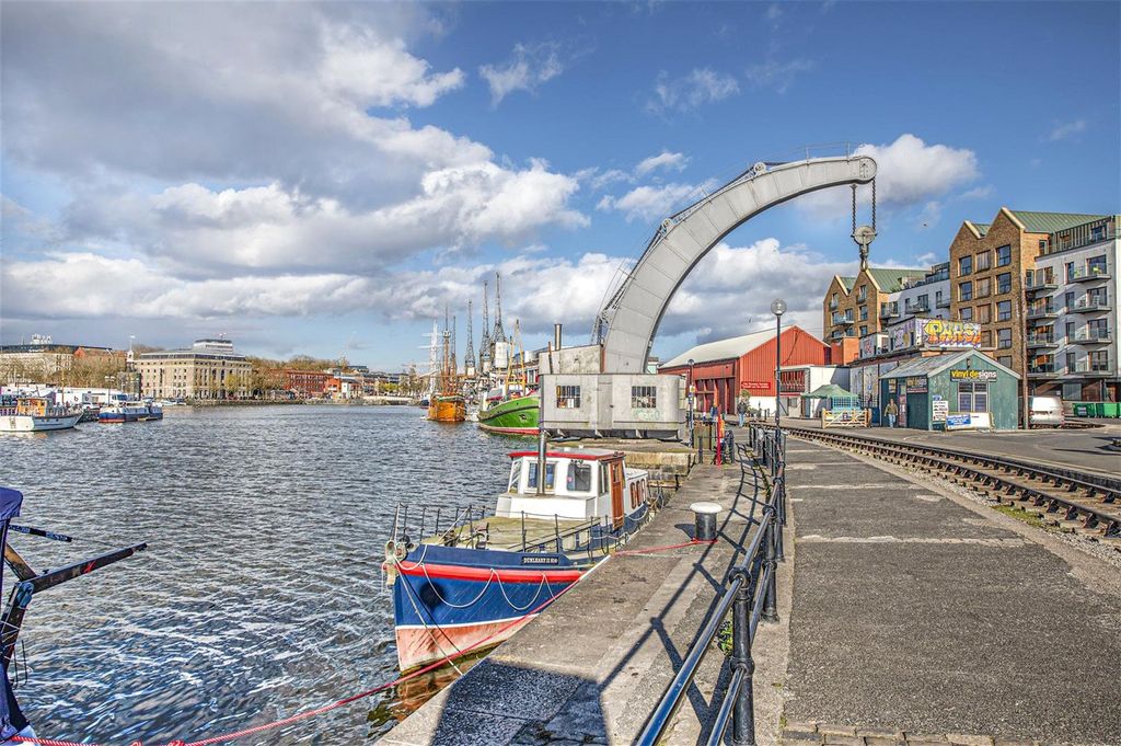 Property photo 2 of 13 Harbourside