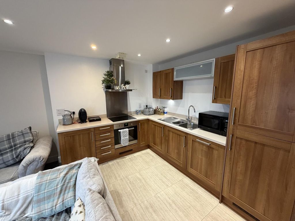 Property photo 3 of 18 Kitchen