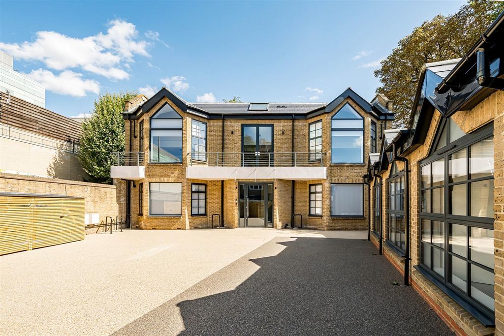 Property photo 1 of 7 Caxton Gate