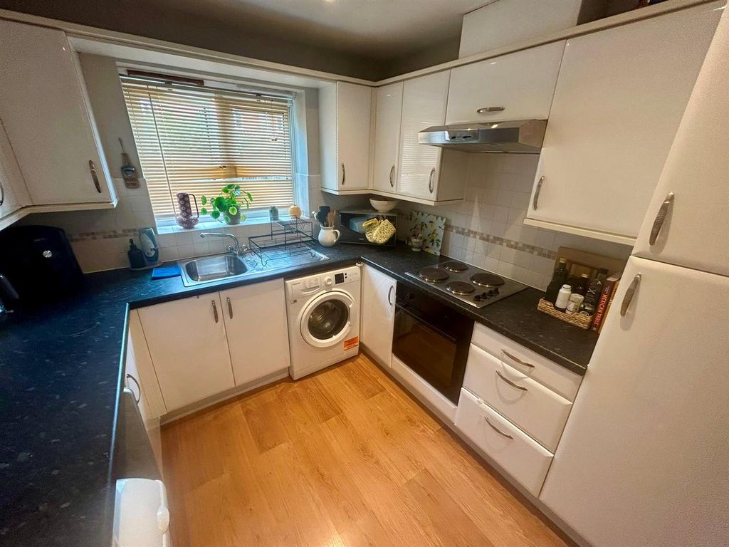 Property photo 2 of 11 Kitchen