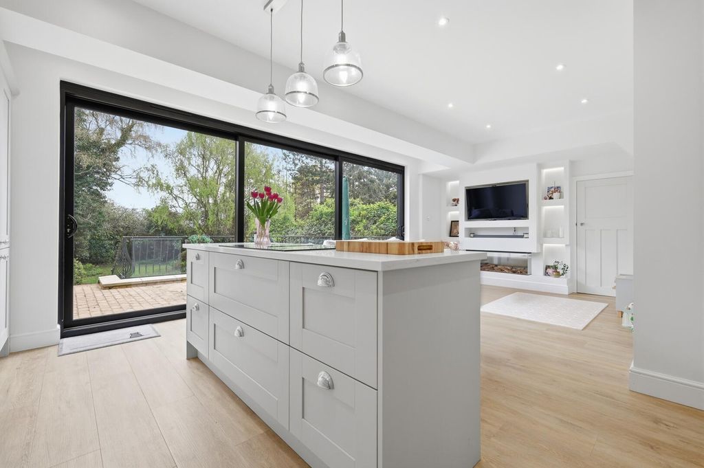 Property photo 3 of 25 Kitchen