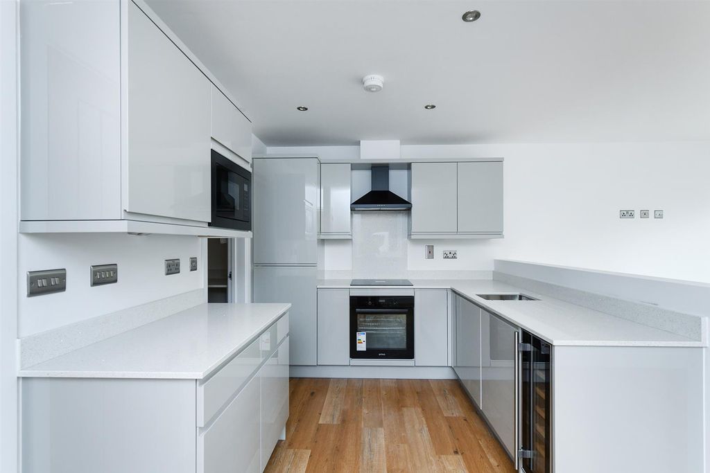 Property photo 2 of 16 Showhomebeeston-5