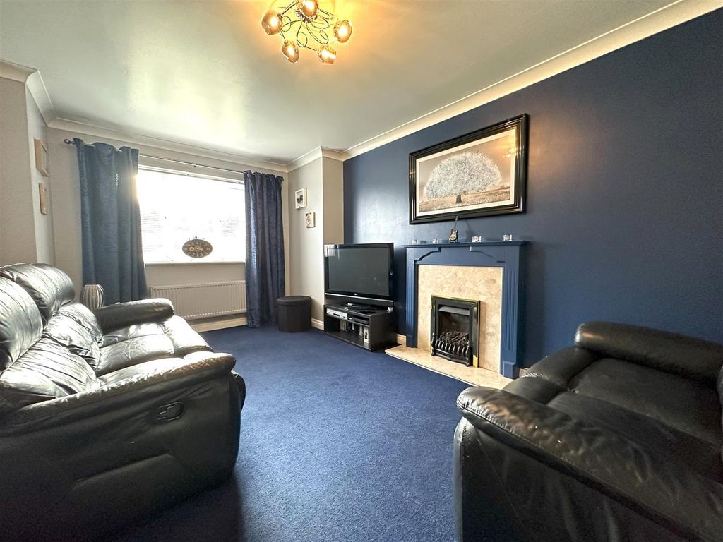 Property photo 3 of 13 Lounge