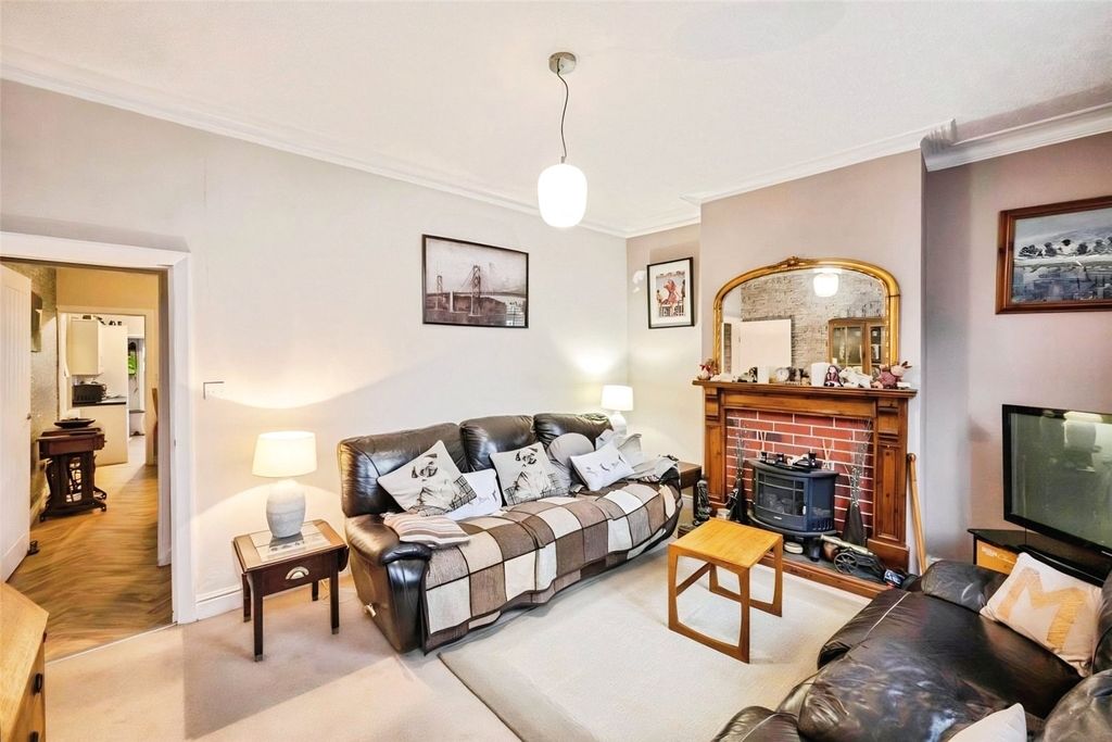 Property photo 2 of 18 Lounge