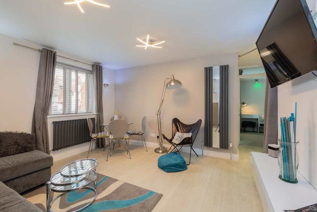 Property photo 2 of 11 Living Room