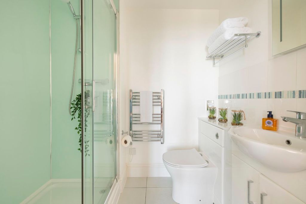 Property photo 2 of 32 Shower Room Ensuite