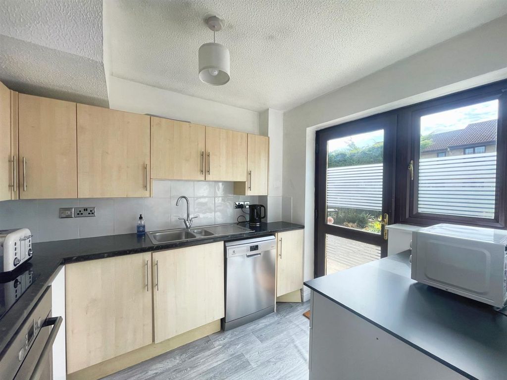 Property photo 3 of 12 Kitchen