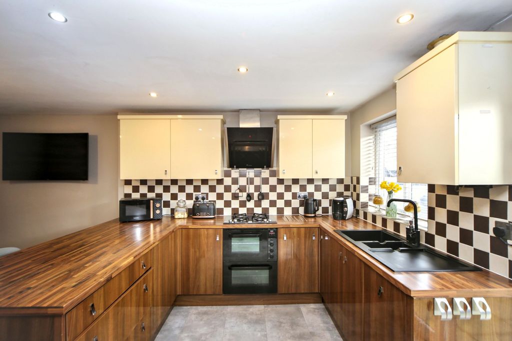 Property photo 3 of 21