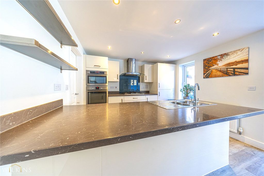 Property photo 3 of 48 Picture No. 10