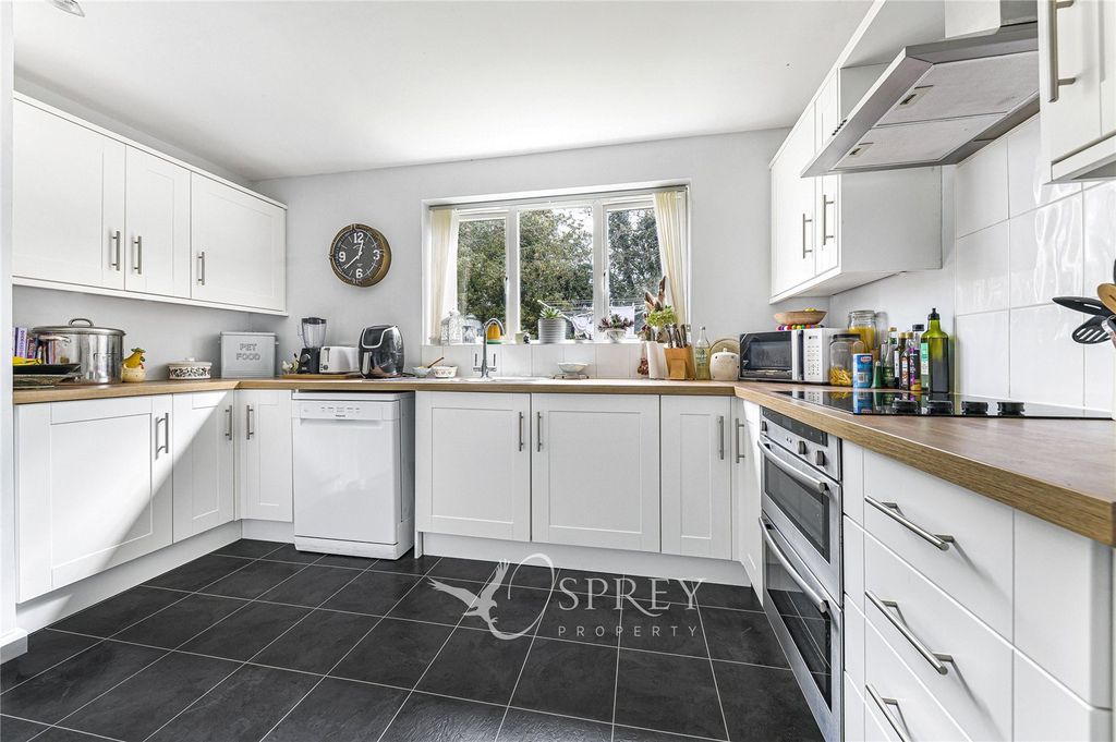Property photo 3 of 19 Kitchen
