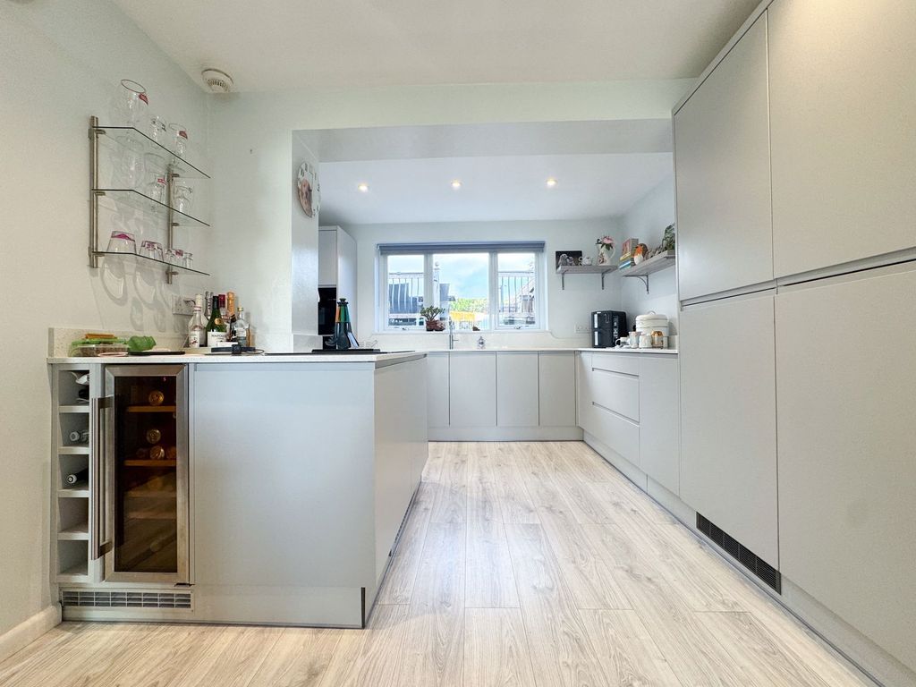 Property photo 2 of 27