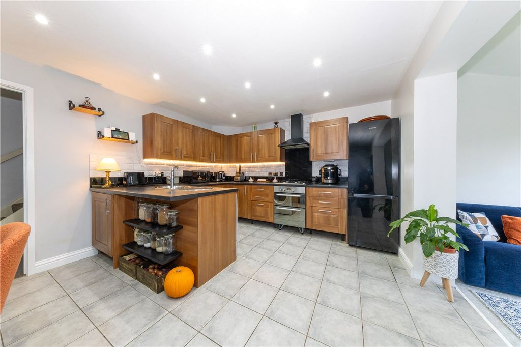 Property photo 2 of 18 Picture No. 13