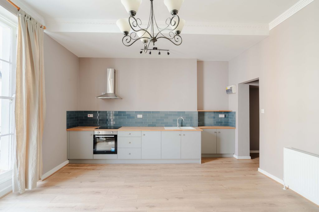 Property photo 3 of 8 9