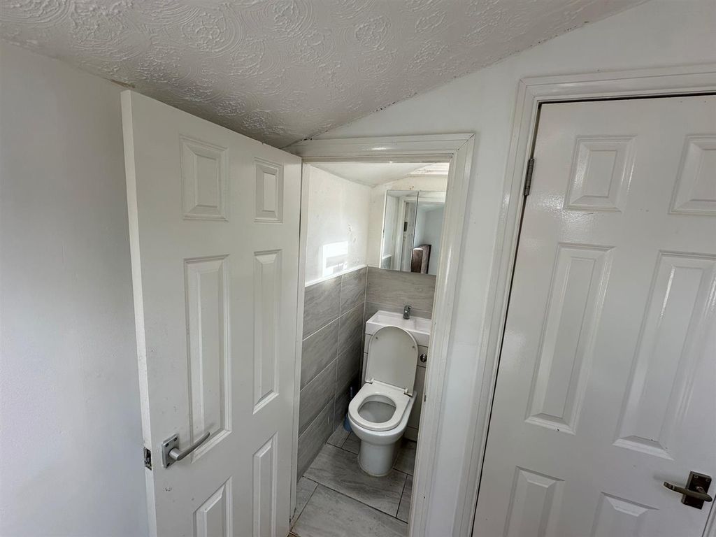 Property photo 2 of 5 Room 3 25 Denny Toilet.Jpg