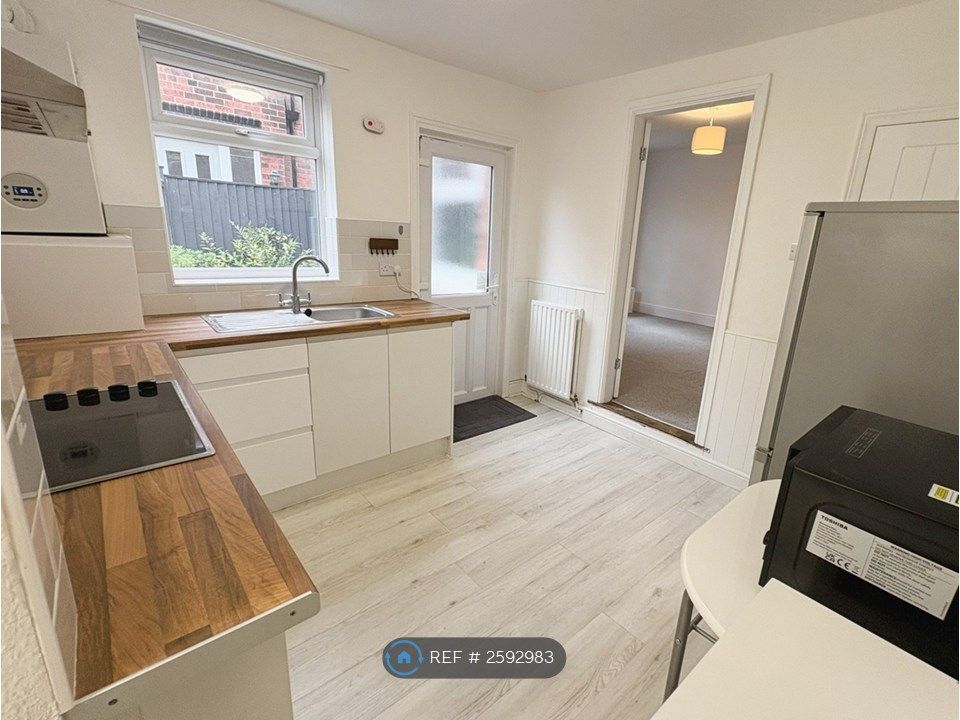 Property photo 3 of 15 Kitchen