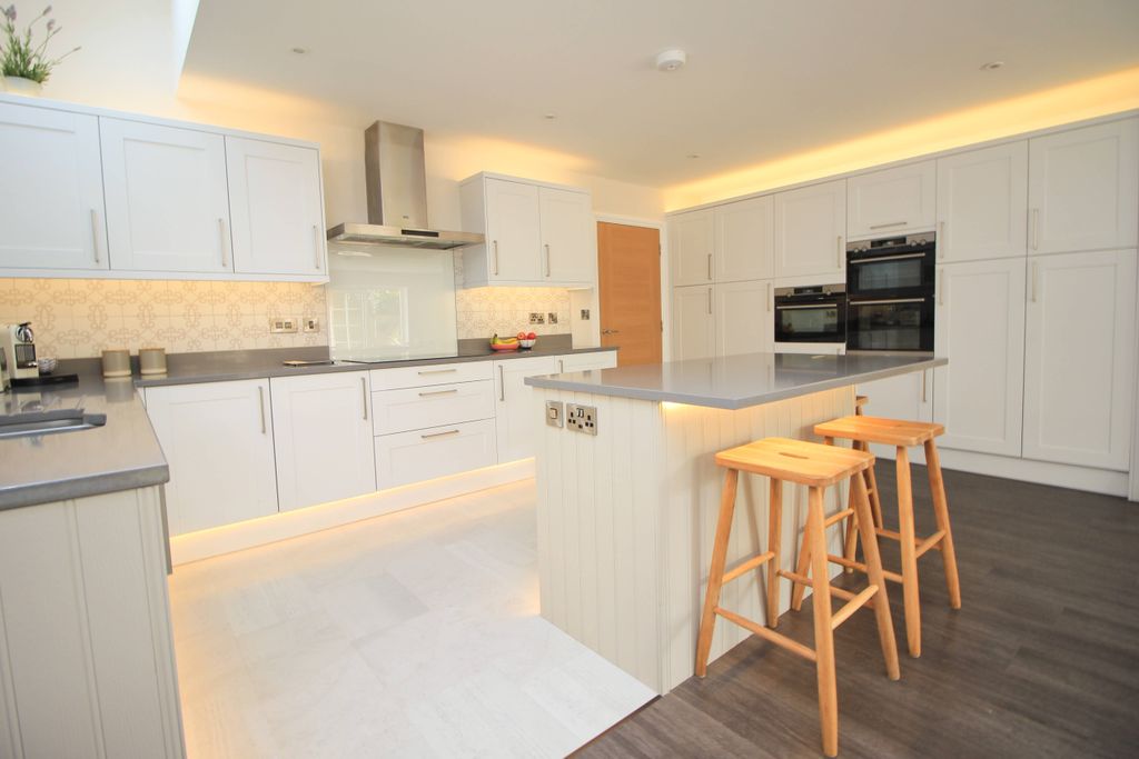 Property photo 3 of 19 Kitchen
