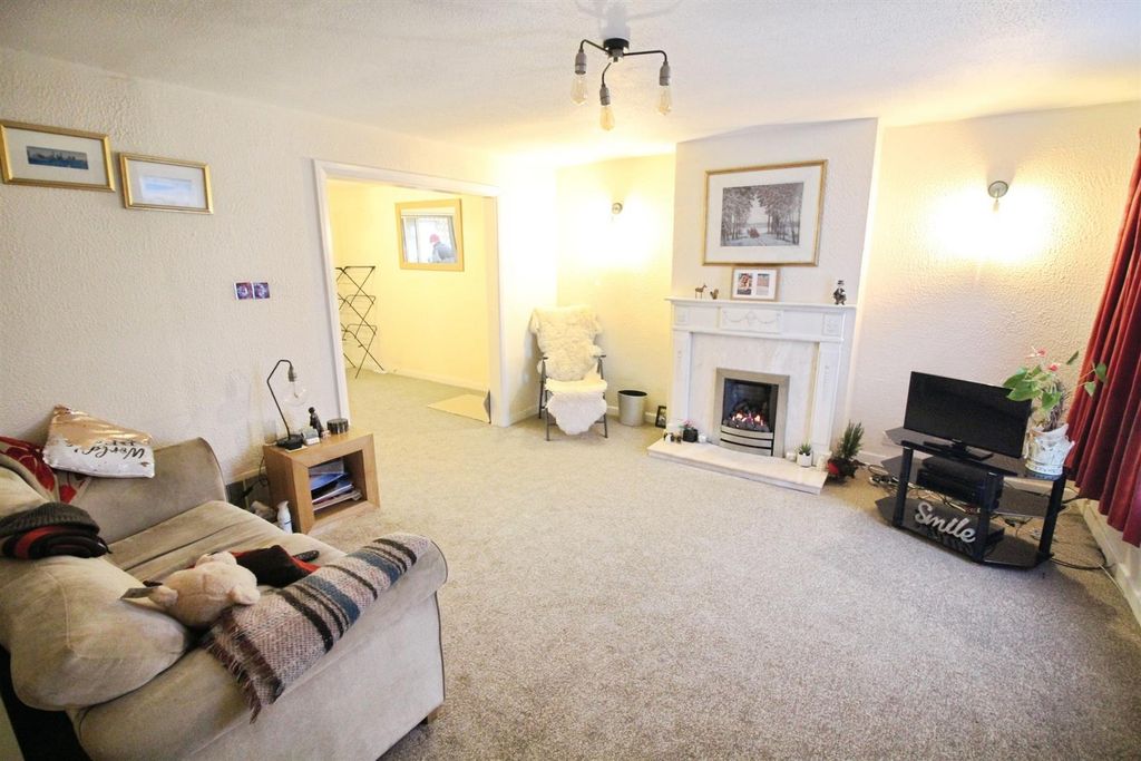 Property photo 3 of 9 Lounge