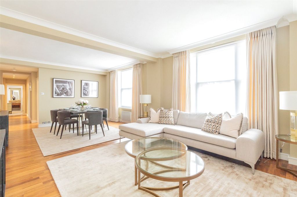 Property photo 1 of 10 Sitting Room