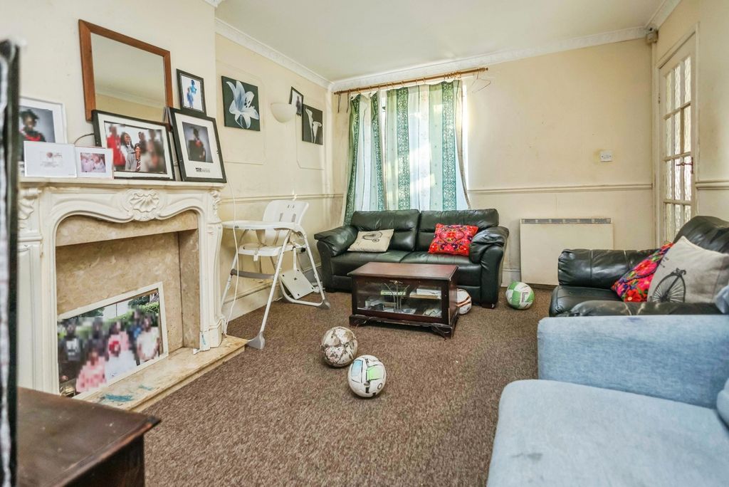 Property photo 2 of 10 Lounge