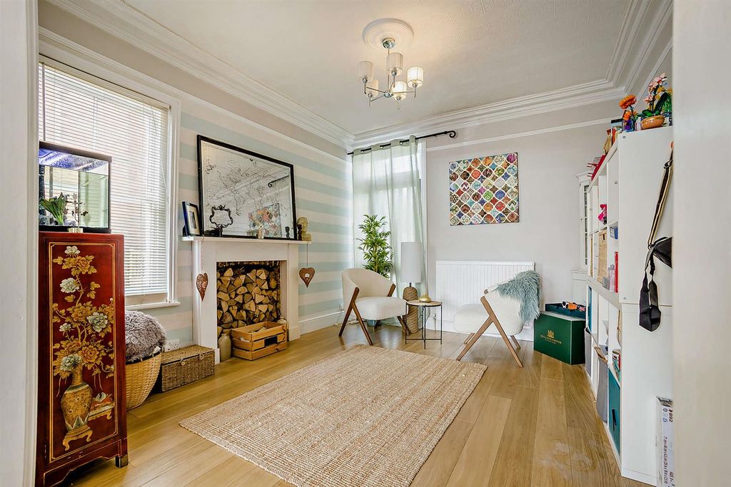 Property photo 3 of 26 8690086-Interior06-800.Jpg