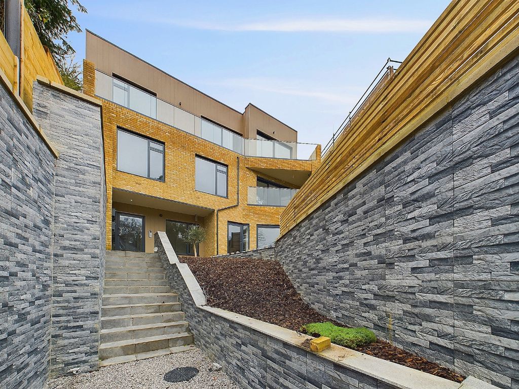 Property photo 3 of 8 3969805