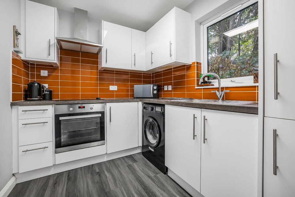 Property photo 2 of 8 Kitchen