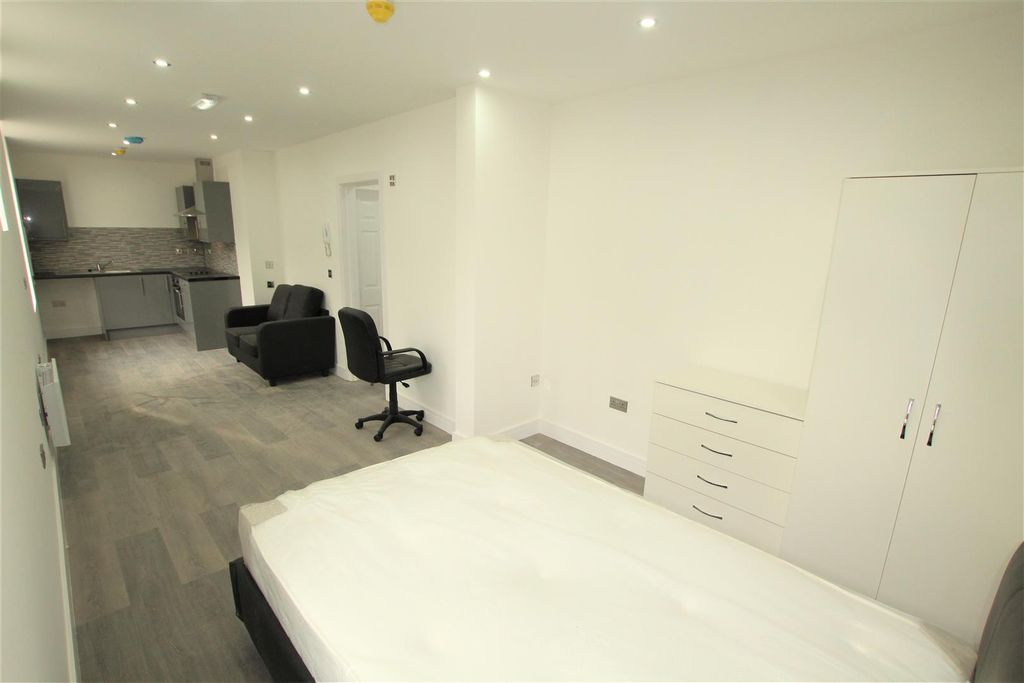 Property photo 3 of 8 Bedroom/Lounge