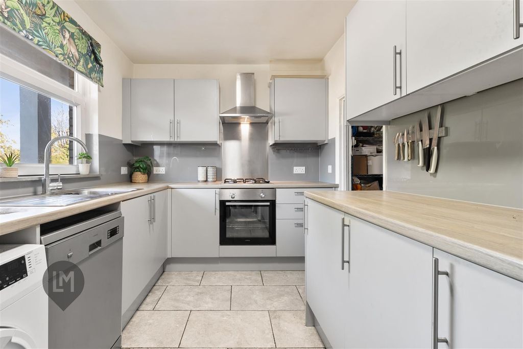 Property photo 3 of 8 Kitchen