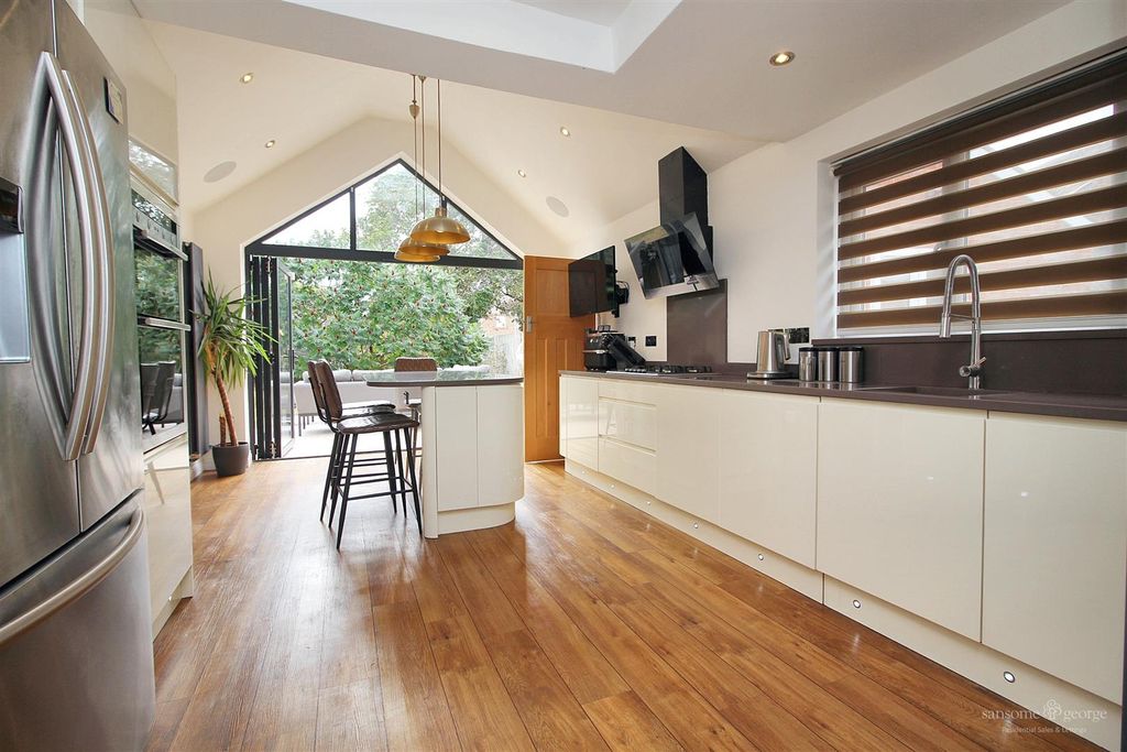 Property photo 3 of 29 Kitchen/Breakfast Room