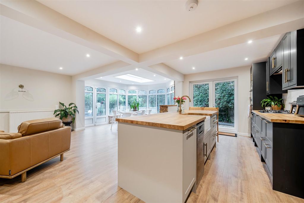 Property photo 3 of 28 1534532-14-6Accf6B3864B0.Jpg