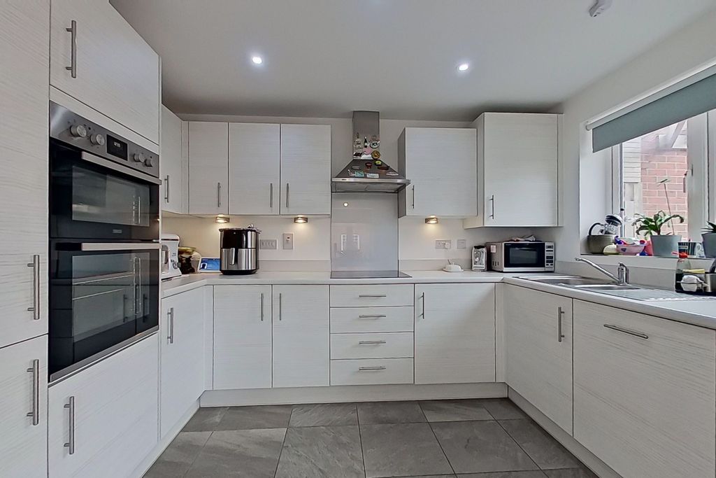 Property photo 2 of 30