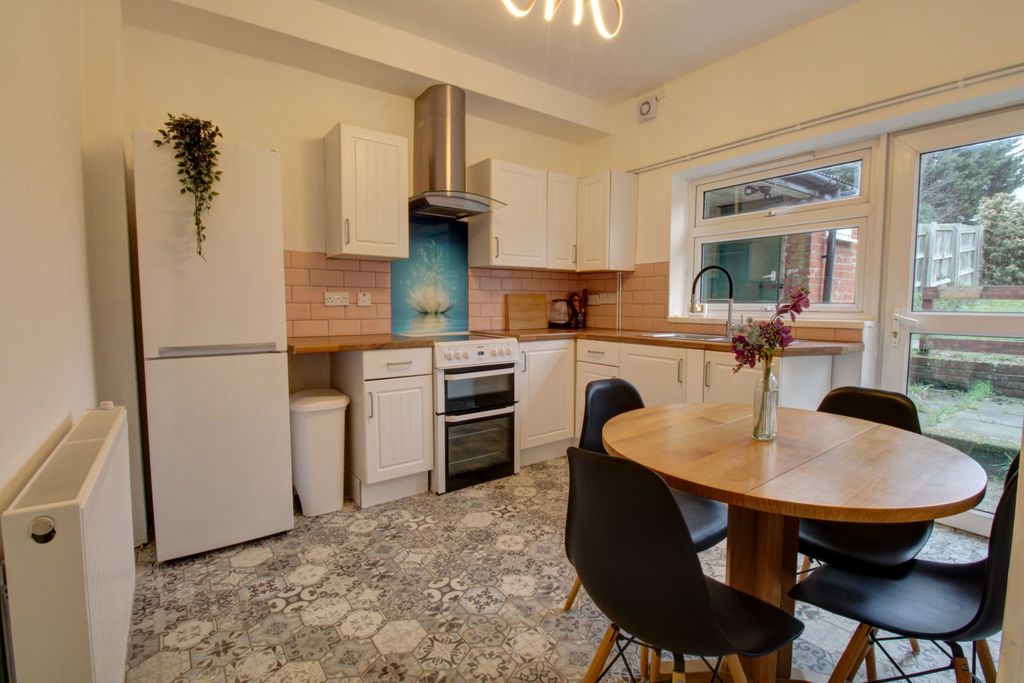 Property photo 3 of 9 Kitchen