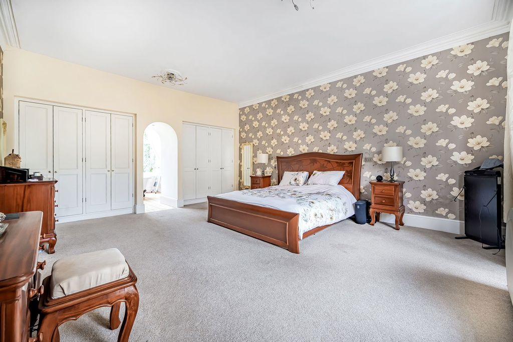 Property photo 2 of 40