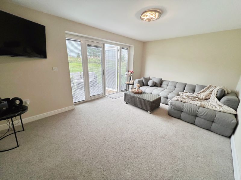 Property photo 3 of 14 Lounge